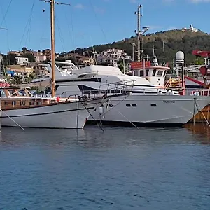  Botel Boat & Breakfast Lucretia, Luxury Yacht